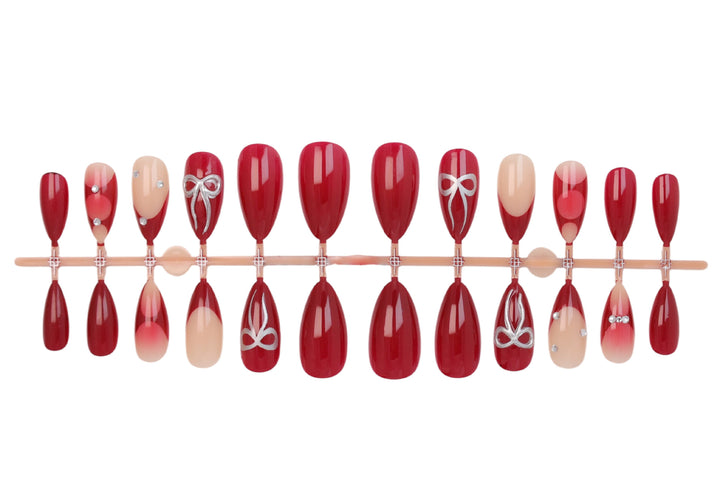 Kunstnagelset mit luxuriösen Glitzer- und Edelsteinverzierungen Karnz