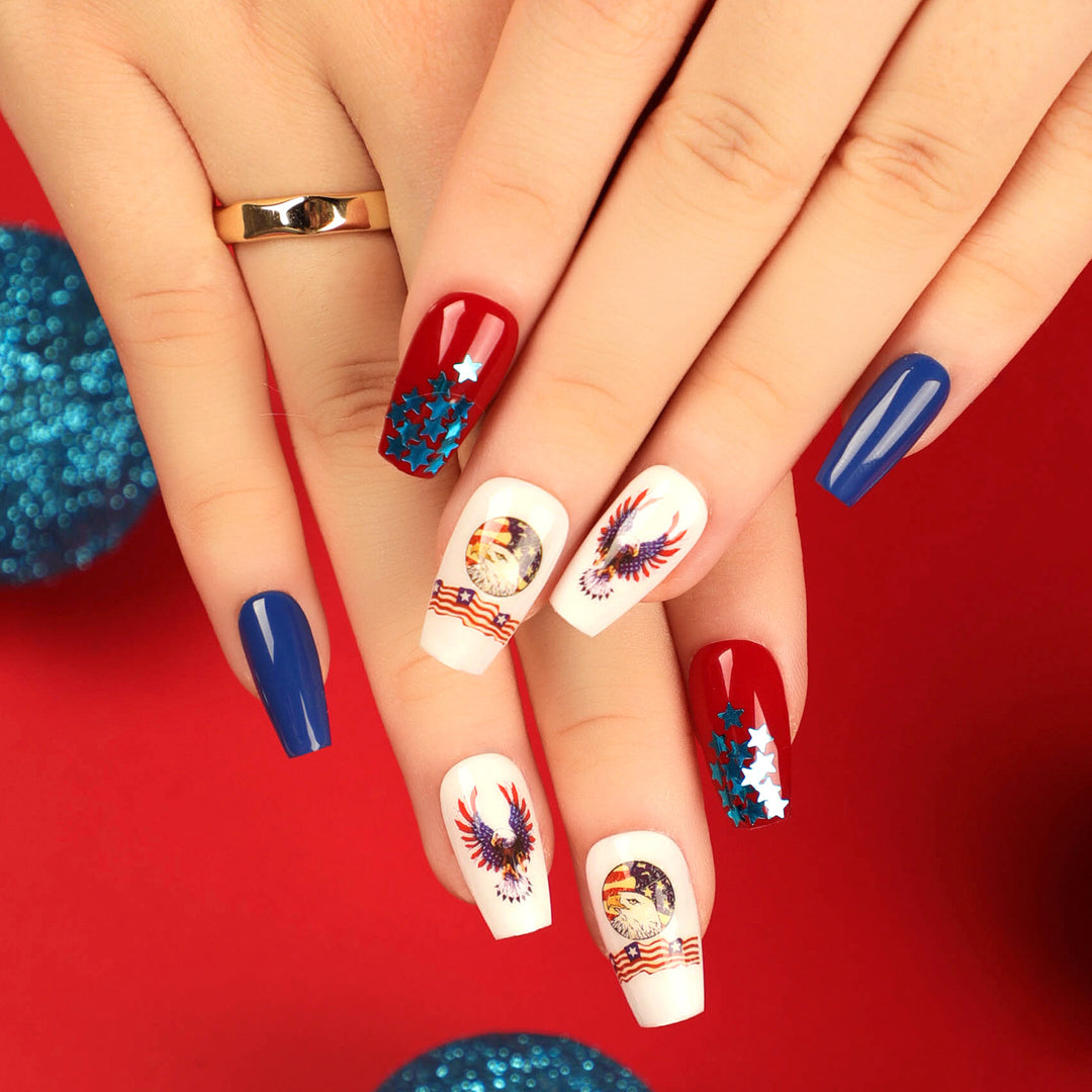 Kunstvolle Nagelverlängerungen mit patriotischen Designs Karnz