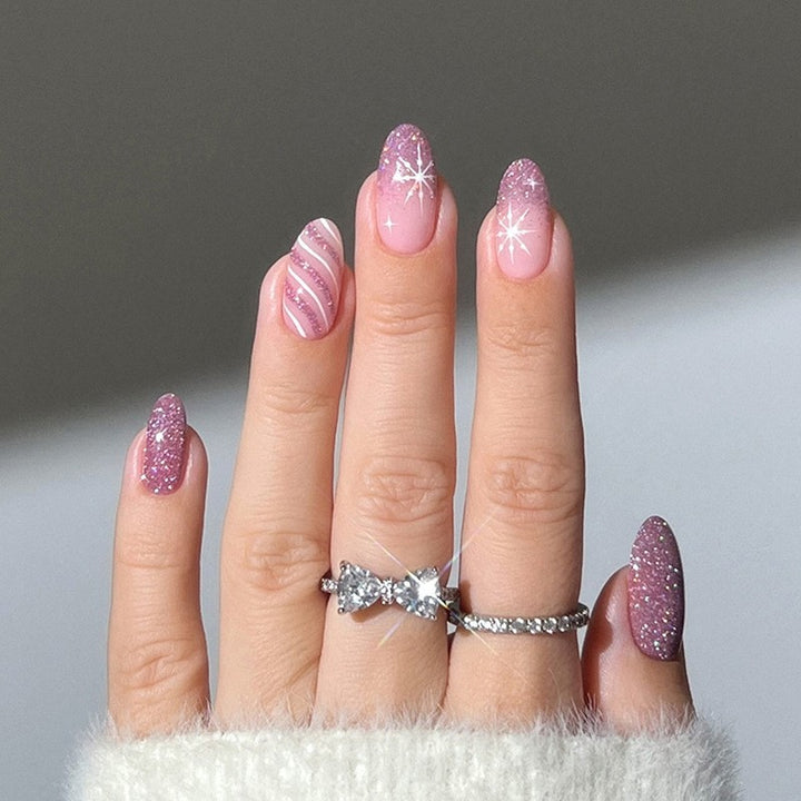 Dekorativer Press-On-Nagelset mit Glitzer und gestreiftem Design Karnz