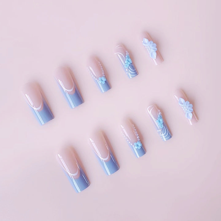 Kunstnagelset mit zarten floralen Akzenten und eleganten Verzierungen Karnz