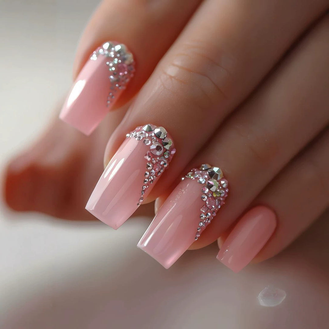 Kunstnagelset mit glamourösen Strassverzierungen Karnz
