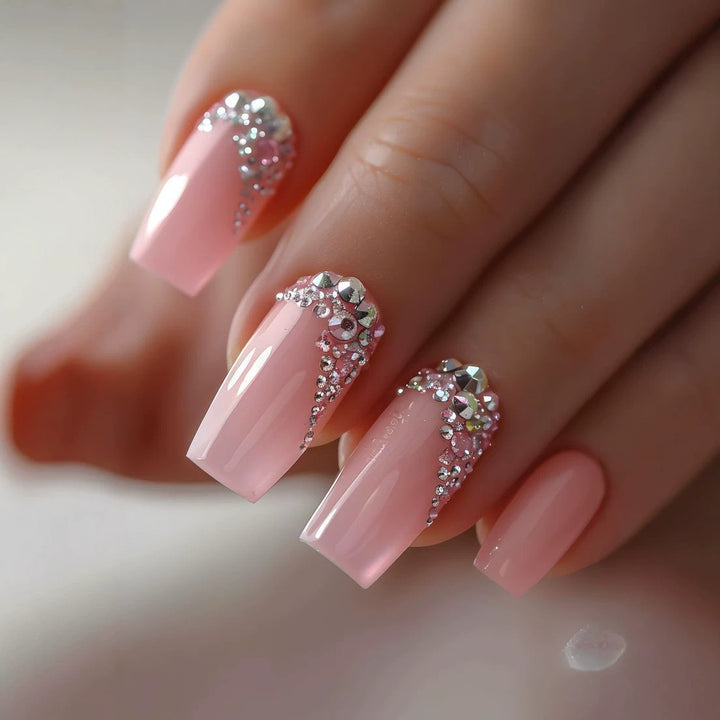 Kunstnagelset mit glamourösen Strassverzierungen Karnz