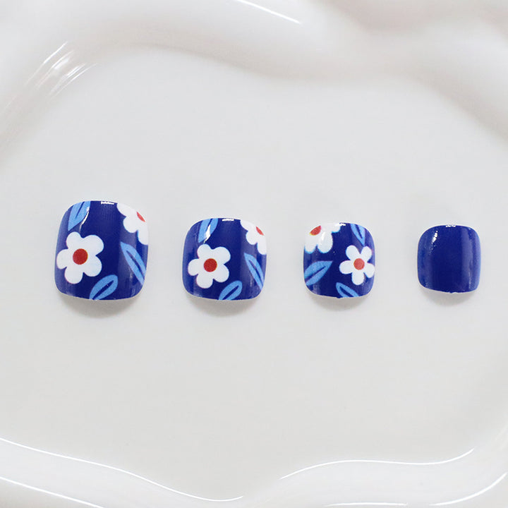 Dekoratives Blumennageldesign Karnz