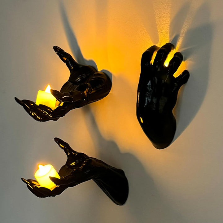 Wandkerzenhalter in realistisch geformter Hand aus Resin