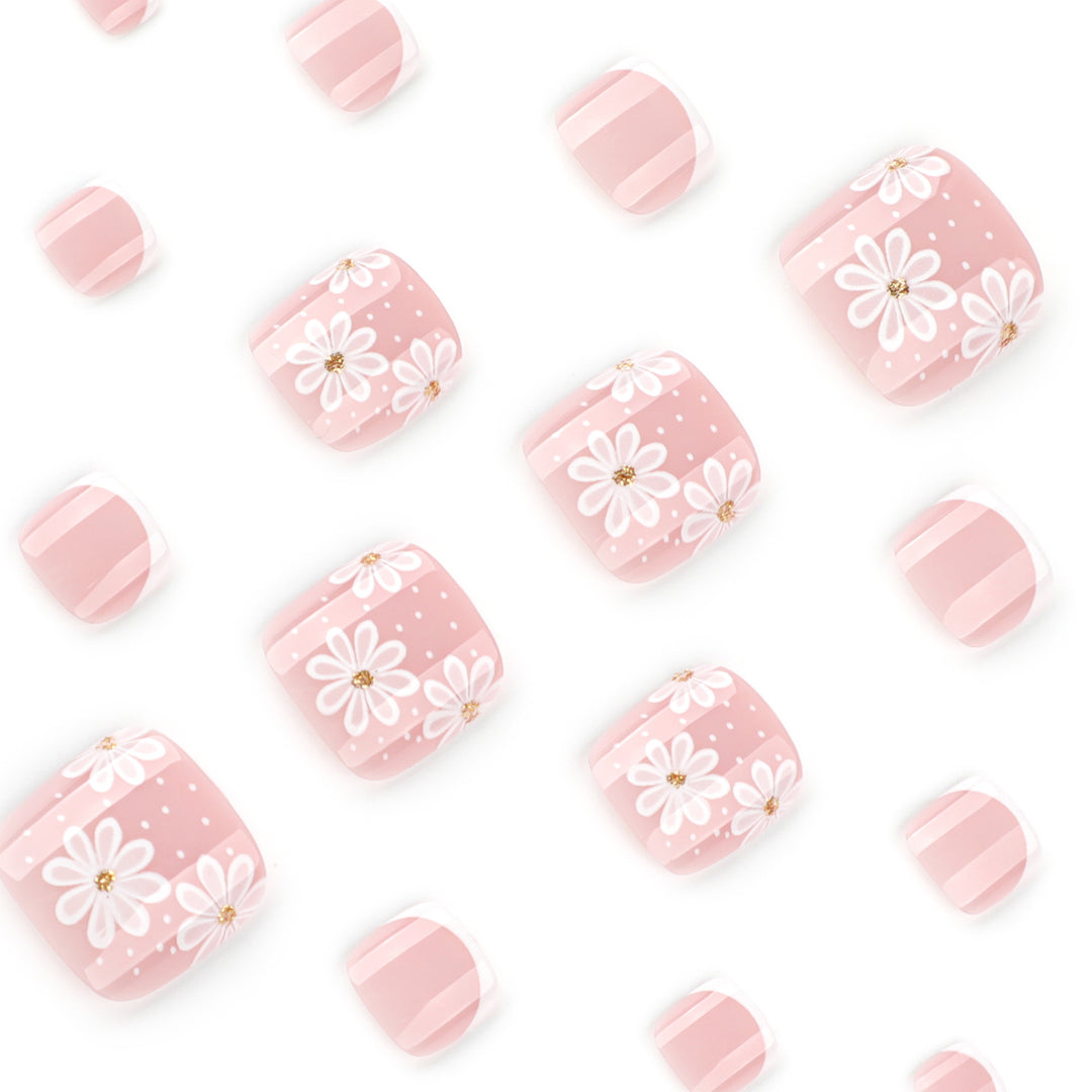 Kunstvolle Fußnagelkunst mit eleganten Gänseblümchen-Motiven Karnz