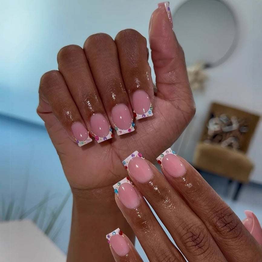 Nagelkunstset mit eleganten Strassverzierungen und modischem French Design Karnz