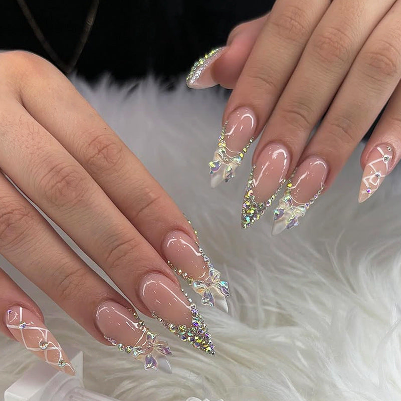 Kunstnagelset mit luxuriösen Strassverzierungen und Schleifenakzenten Karnz