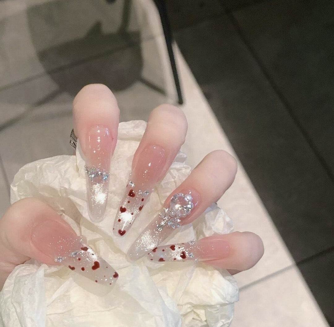 Künstlerische Stiletto Press-On Nagelkunst mit schimmernden Akzenten Karnz