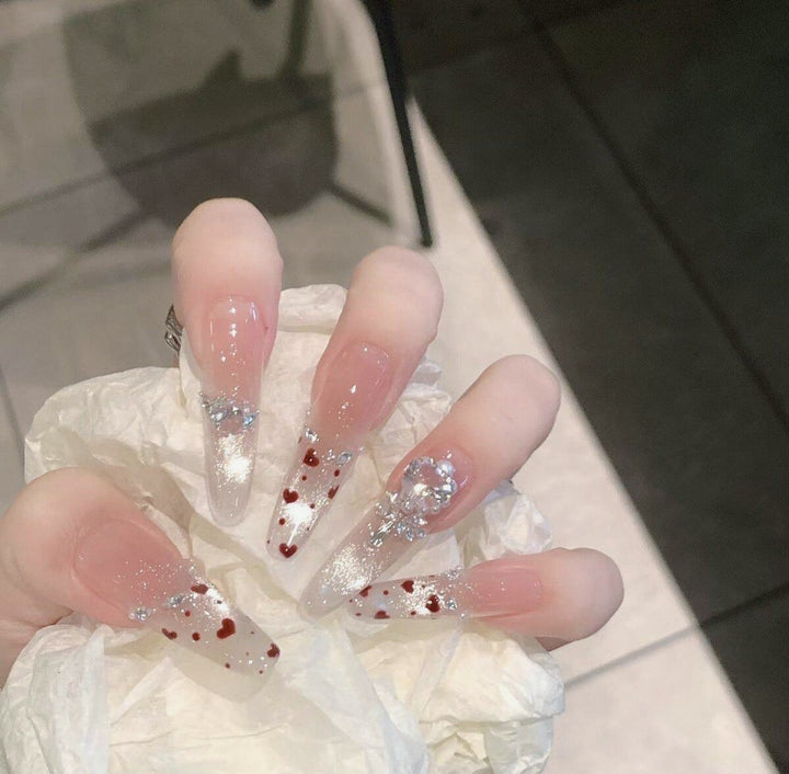 Künstlerische Stiletto Press-On Nagelkunst mit schimmernden Akzenten Karnz