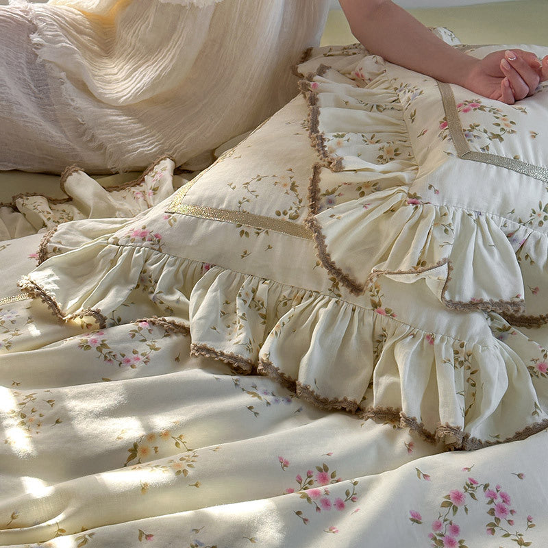 Vintage-inspiriertes Baumwoll-Leinen-Bettwäsche-Set mit Aquarellblumenprint und Rüschendetails