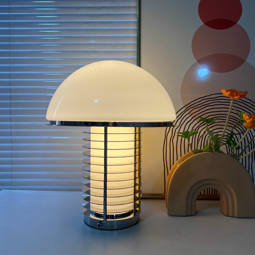 Moderne Tischlampe mit Kuppel-Schirm und sleekem Sockel