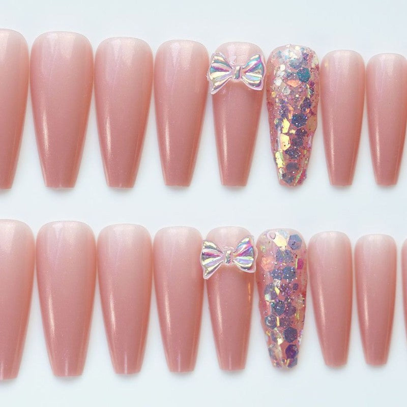Dekoratives Press-Ons-Nagelkunst-Set mit Schmetterlingsakzenten