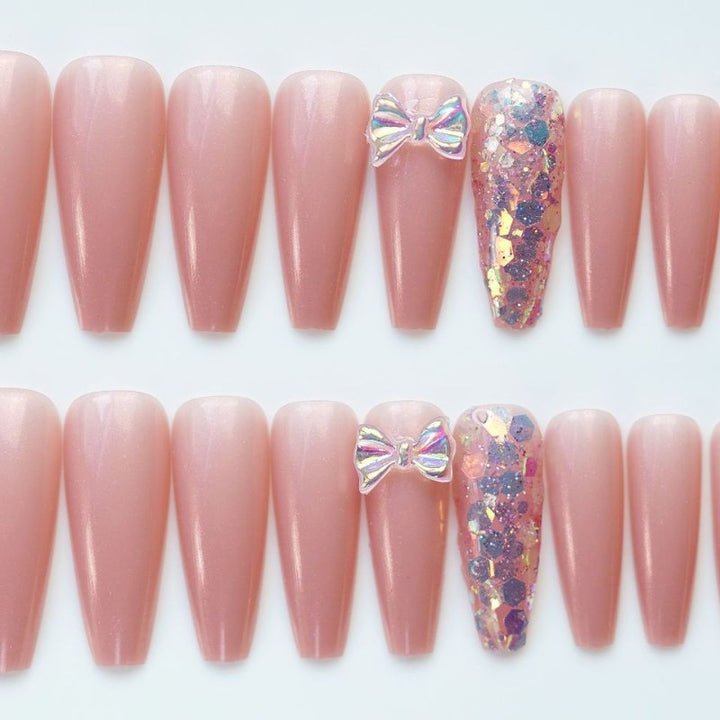 Dekoratives Press-Ons-Nagelkunst-Set mit Schmetterlingsakzenten