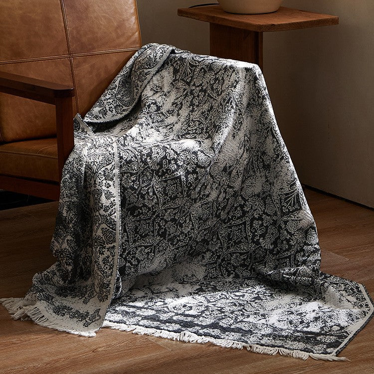 Große kuschelige Wohndecke aus Baumwollmischgewebe mit geometrischem Jacquardmuster und Fransensaum