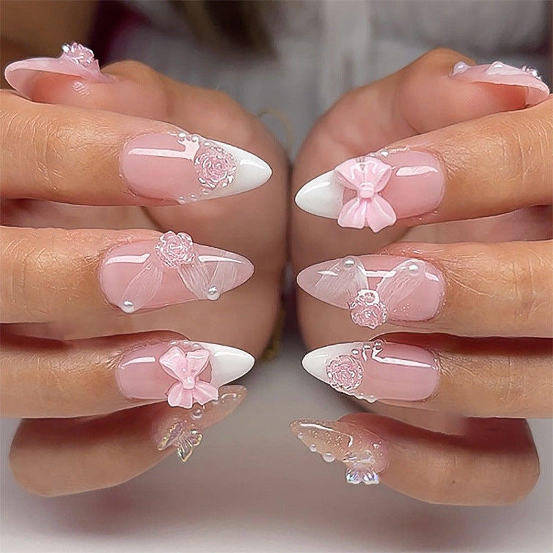 Kunstvolle Nagelverlängerungen mit floralen Verzierungen und Glitzerakzenten Karnz