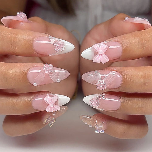 Kunstvolle Nagelverlängerungen mit floralen Verzierungen und Glitzerakzenten Karnz