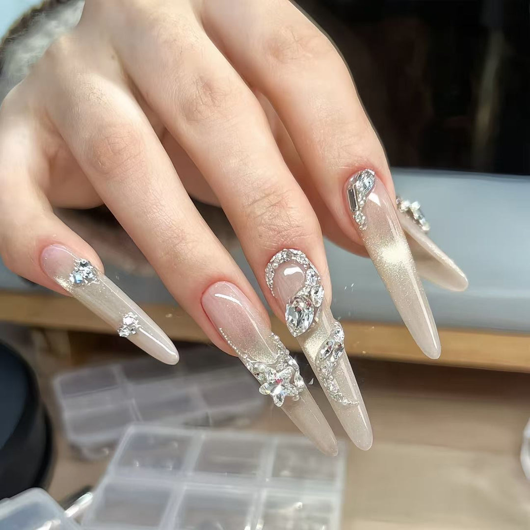 Dekorative Strass Stiletto Nagelverlängerungen