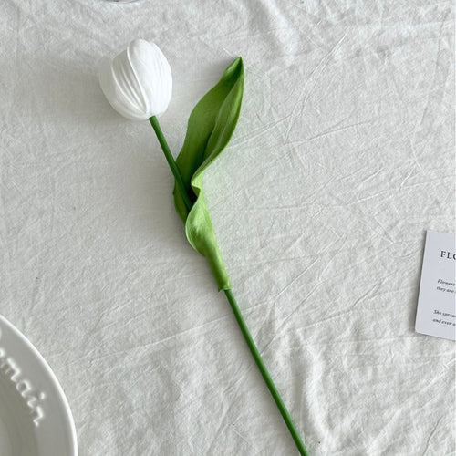Realistische Kunst-Tulpenblumenstilkel