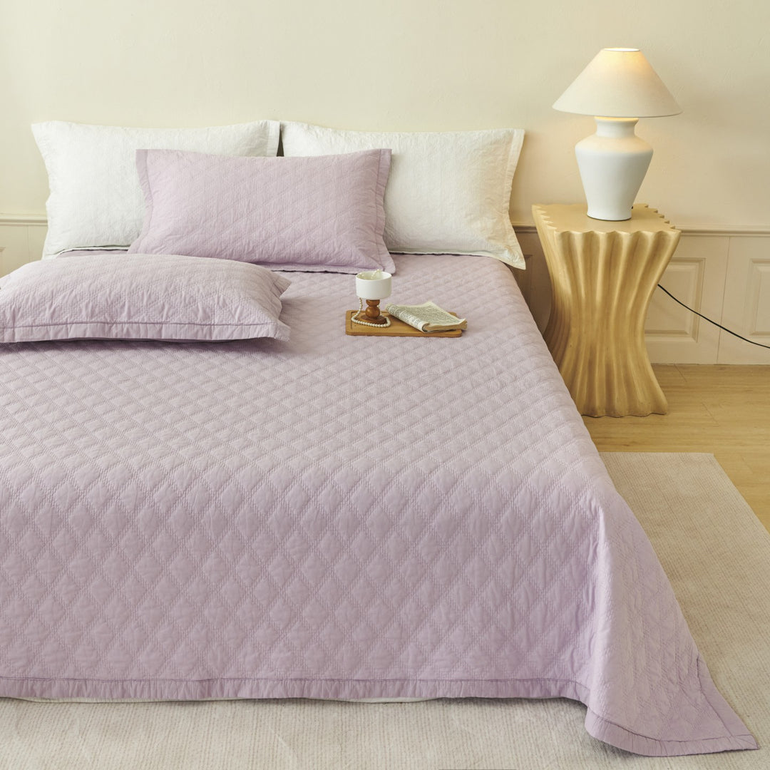 Gepatchtes Bettüberwurf-Set mit Rauten-Matelassé-Textur und maßgeschneidertem Saum
