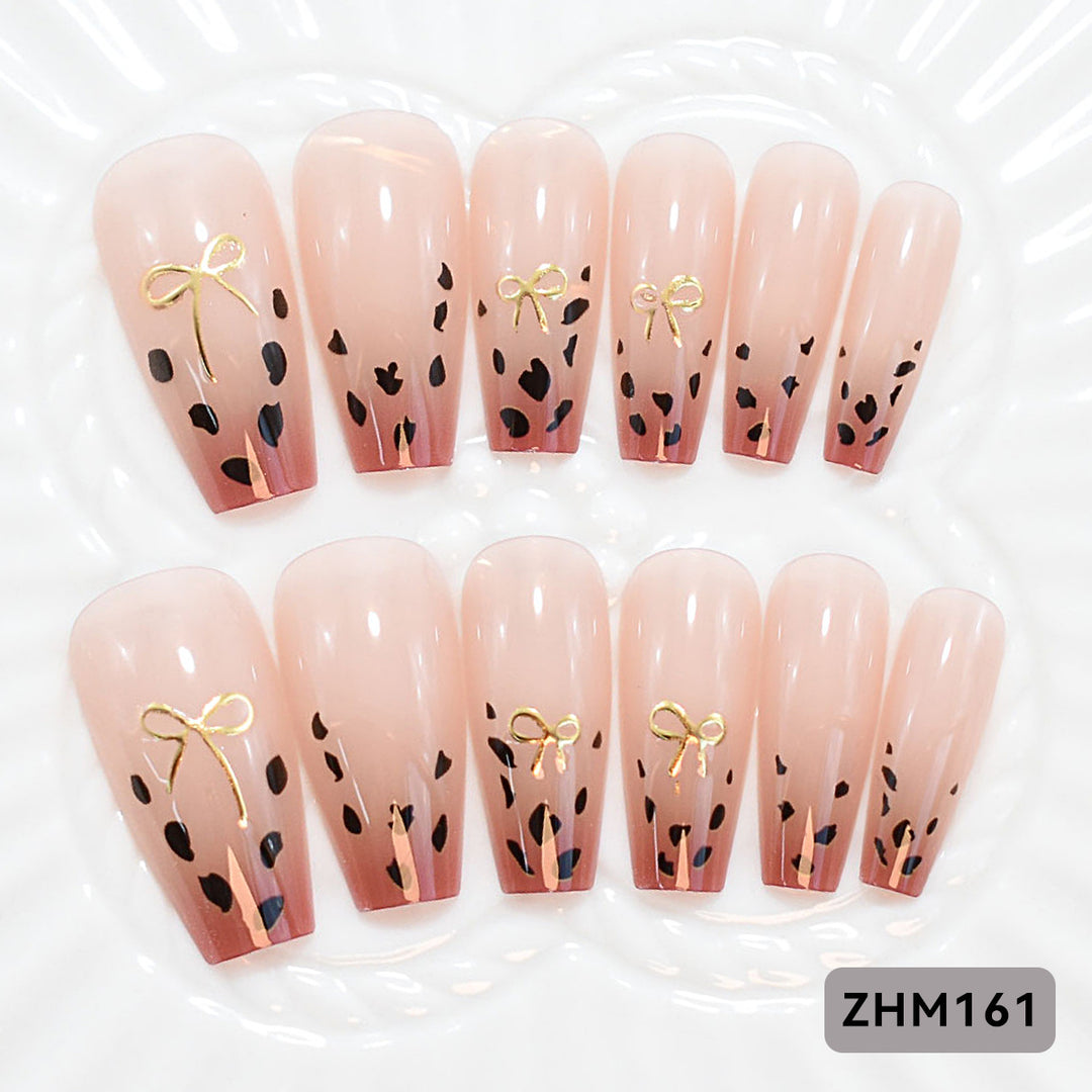 Künstlerisches Press-On-Nagelset mit Kirschblütenmuster Karnz