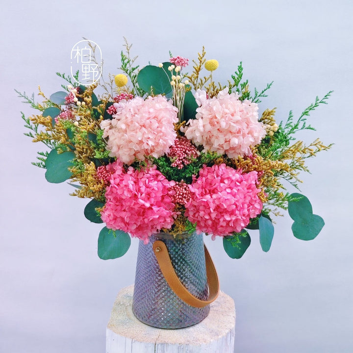 Lebhaftes Blumenarrangement als Mittelpunkt