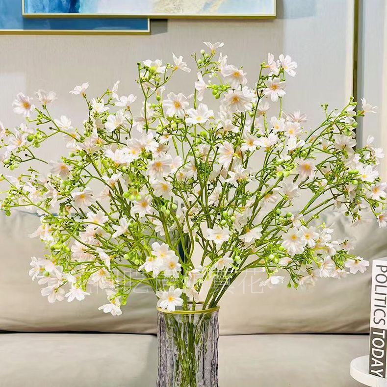 Künstliches Blumenarrangement mit dekorativer Glasvase