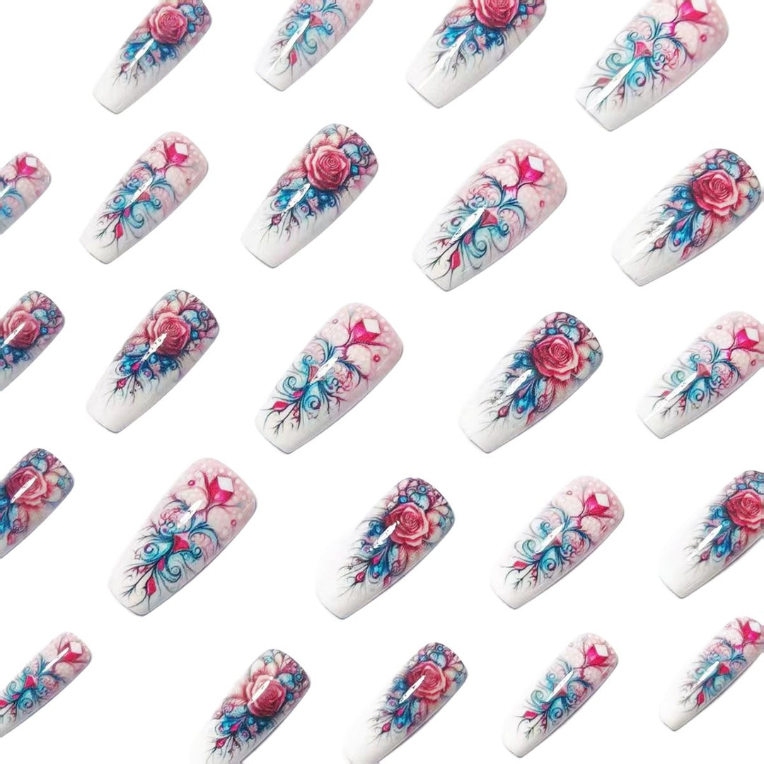 Kunstnägel mit Elegantem Rosenmotiv und Glitzerakzenten Karnz