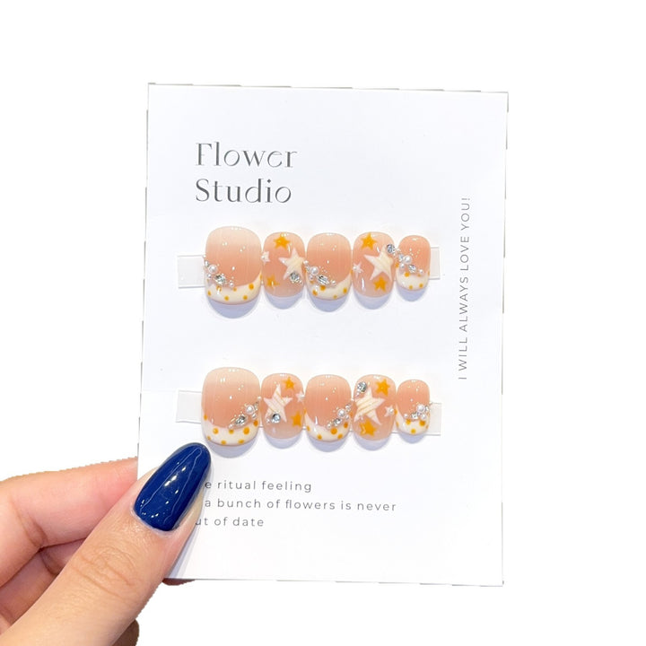 Kunstnägel Im Eleganten Blüten-Design Karnz