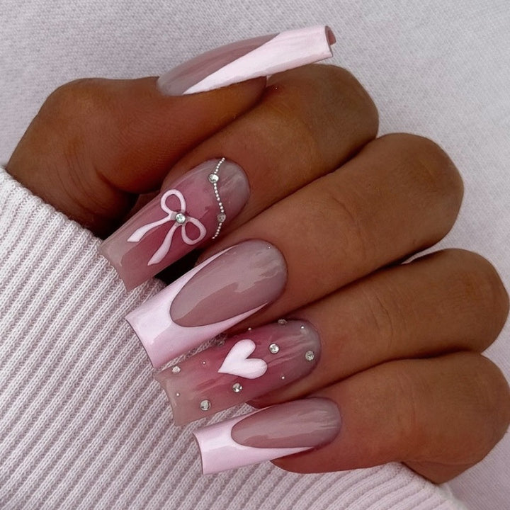 Kunstnagelset mit eleganten Schleifen- und Glitzermotiven Karnz