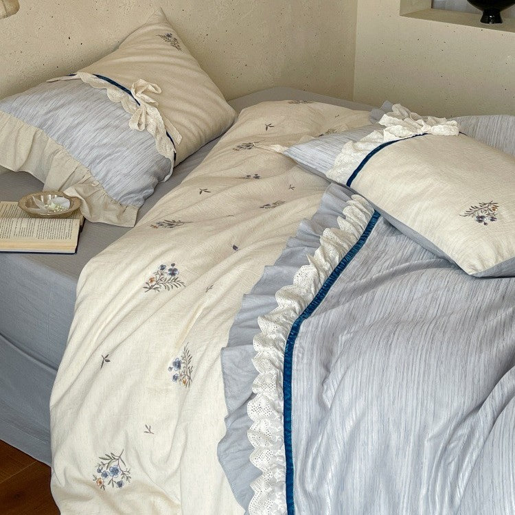 Romantisches Baumwollsatin-Bettwäsche-Set mit Rüschen, bestickten Blumenbouquets und Dekorrollen Karnz
