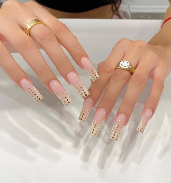 Kunstvolle Nagelverlängerungen mit eleganten Dots und schimmerndem Ombré Karnz