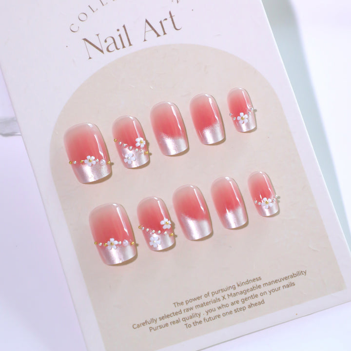 Kunstvolle Nagelverlängerungen mit zarten Blütenverzierungen Karnz