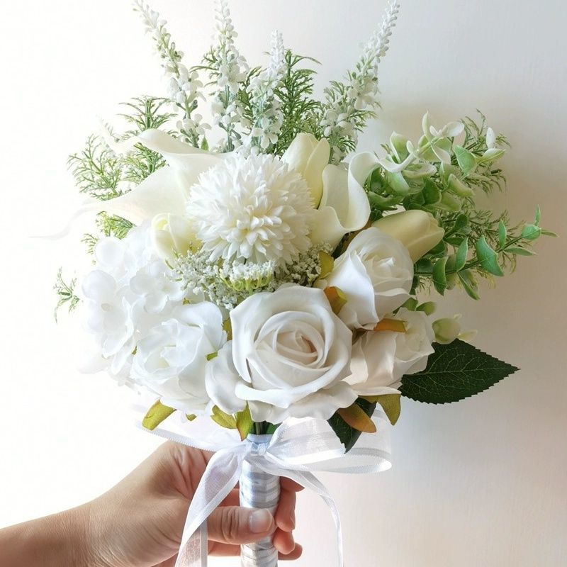 Eleganter floraler Brautstrauß