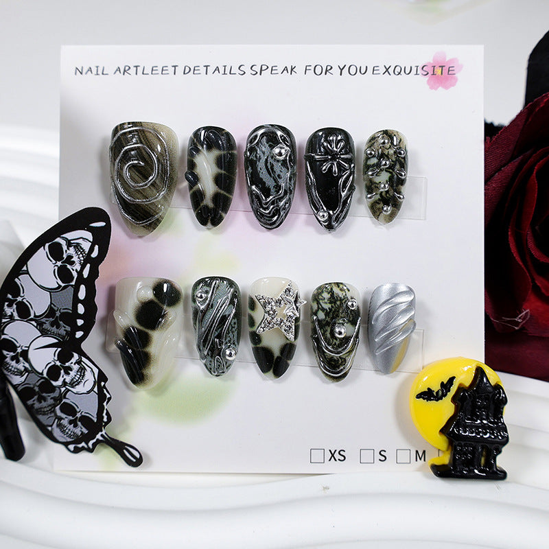 Kunstnagelset mit künstlerischen Mustern und Glitzerakzenten Karnz