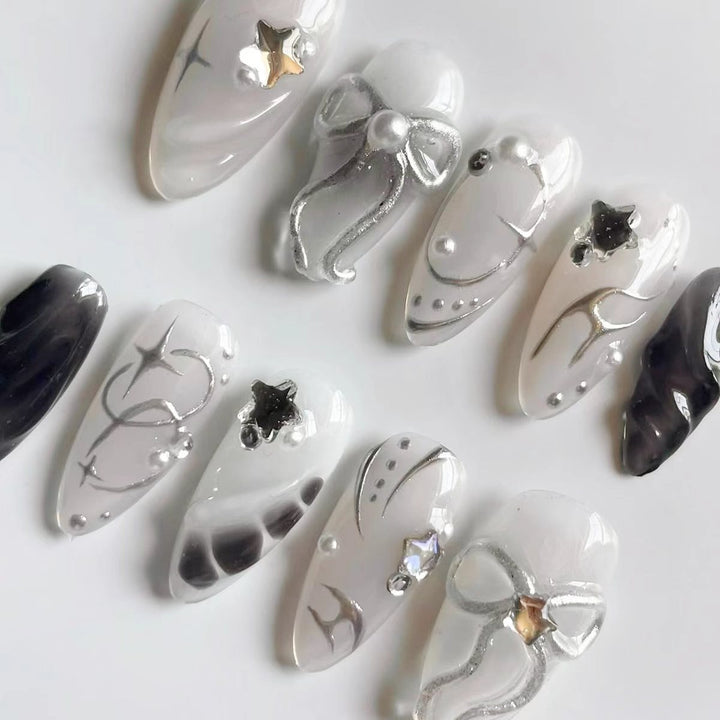Kreatives Press-On Nagelkunstset mit eleganten silbernen Akzenten Karnz
