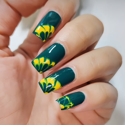 Künstlerische Aquarell-Nagelkunst Karnz