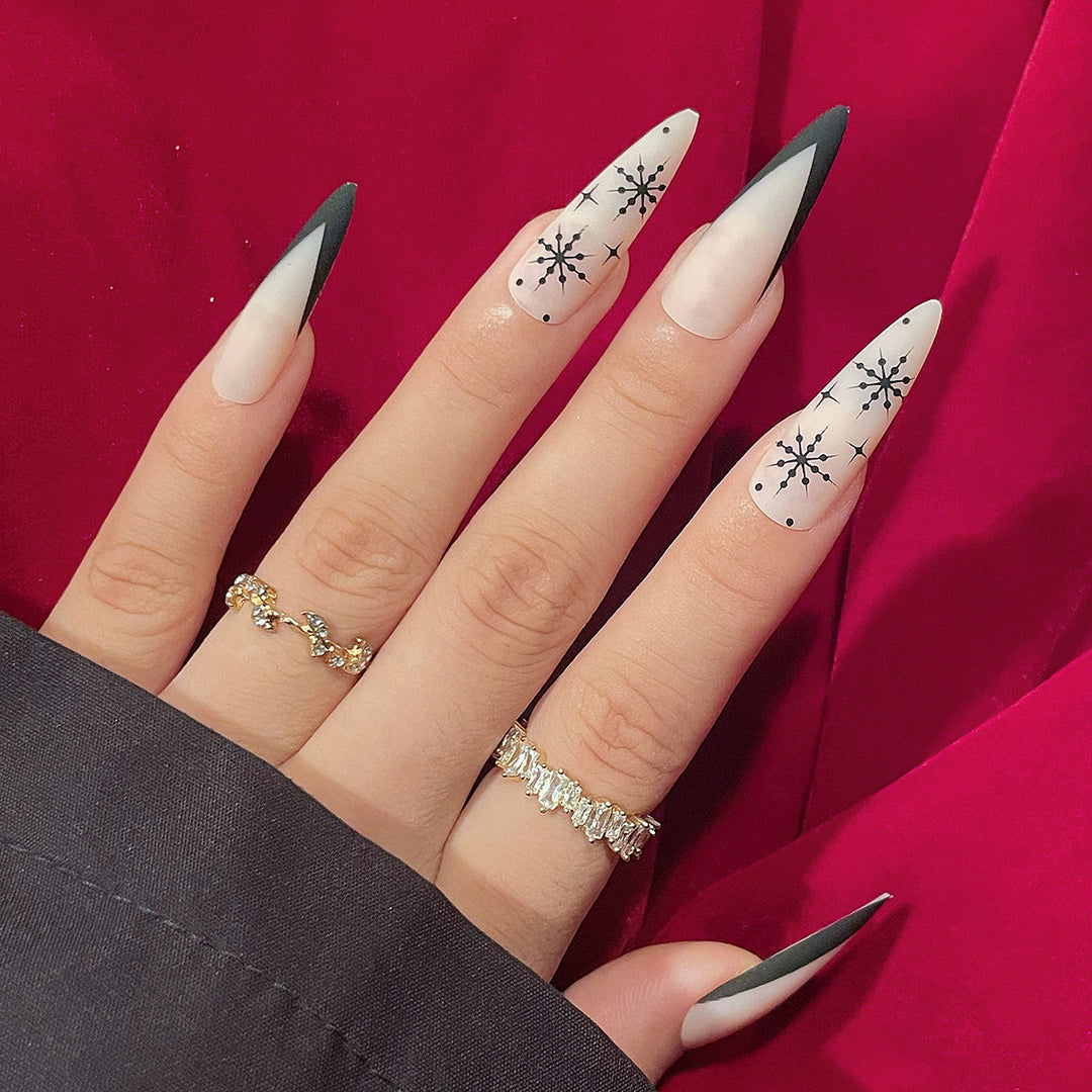 Lange Stiletto Press-On Nagelkunst mit Schneeflocken-Design Karnz