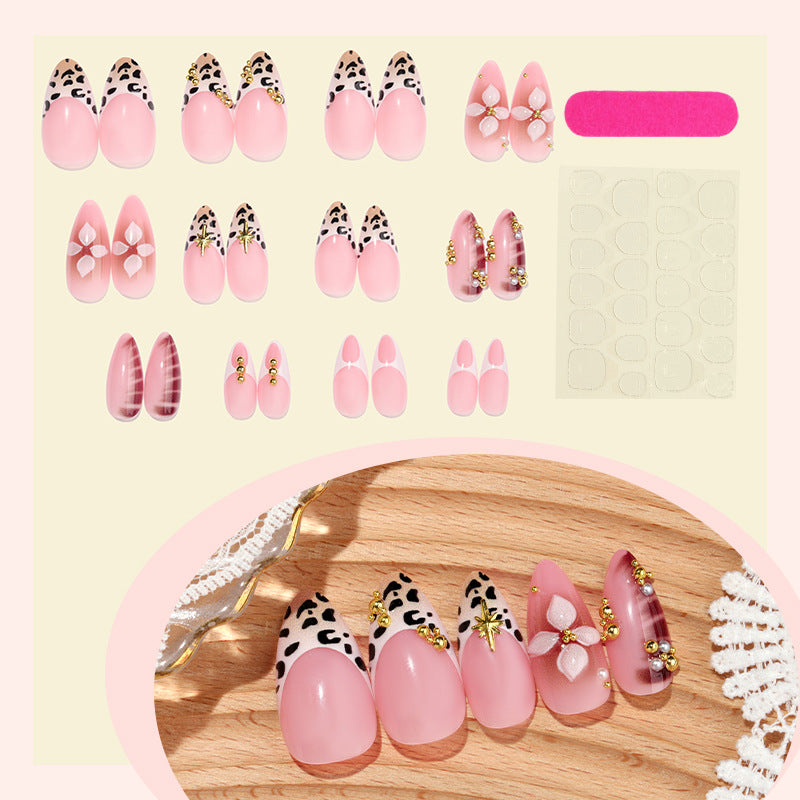 Dekoratives Press-On Nagelkunst-Set mit floralen und stilvollen Leopardenakzenten Karnz