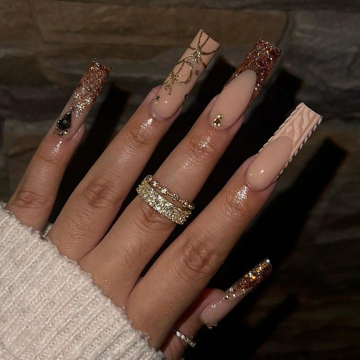 Kunstnagelset mit glamourösen Glitter- und Dekor-Elementen Karnz