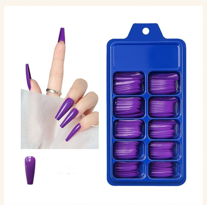 Kunstnägel mit langem French Tip Design Karnz