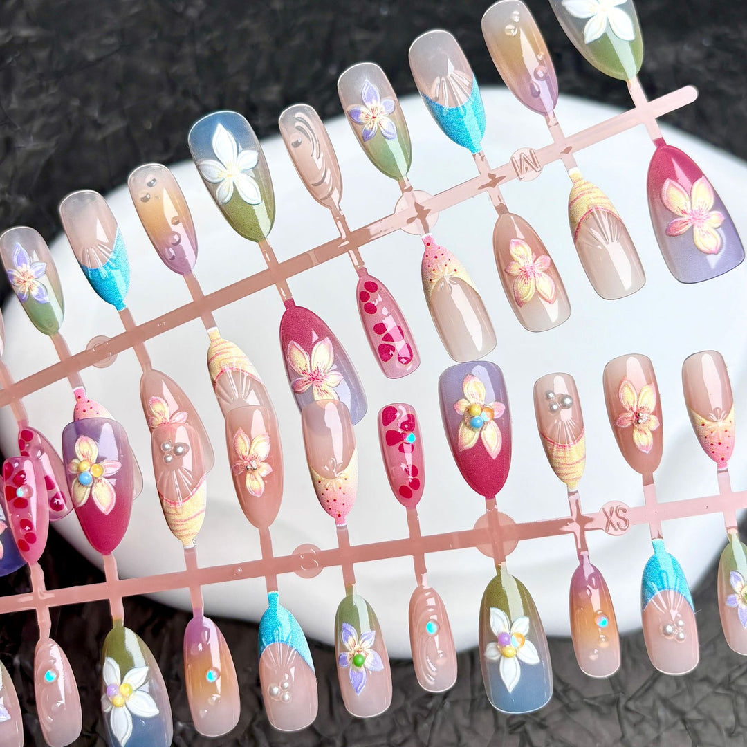 Blumen Press-On Nagelkunstset mit Edelsteinakzenten