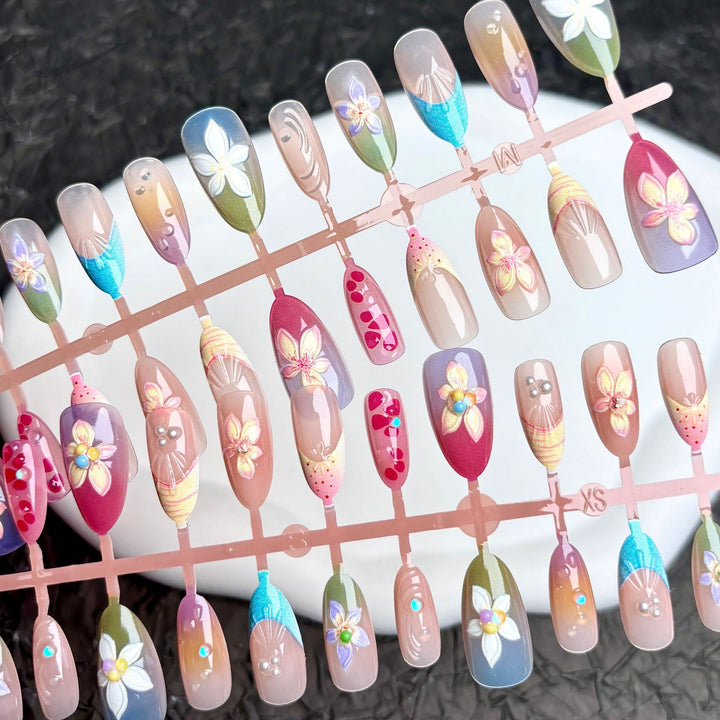 Blumen Press-On Nagelkunstset mit Edelsteinakzenten