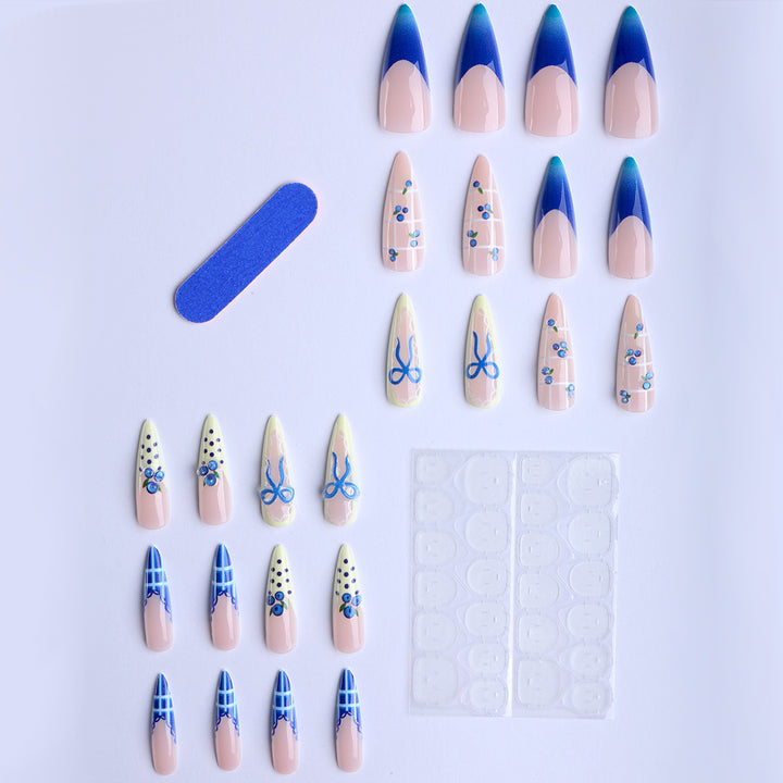 Kunstfingernägel mit Verspieltem Design und Eleganten Akzenten Karnz