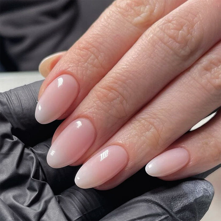 Elegante Kunstnägel mit sanftem Ombre-Effekt Karnz