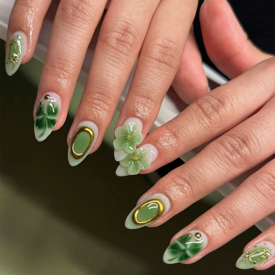 Elegantly gestaltetes floral Druck-Nagel-Set