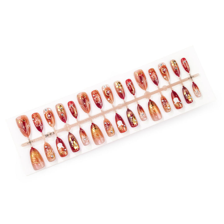 Dekoratives Nail Art Set mit goldenen Akzenten