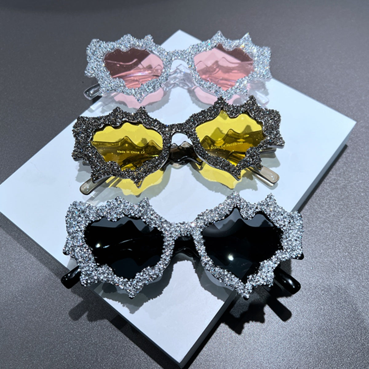 Damen kreative Sonnenbrille im extravaganten Design mit Glitzerverzierungen Karnz