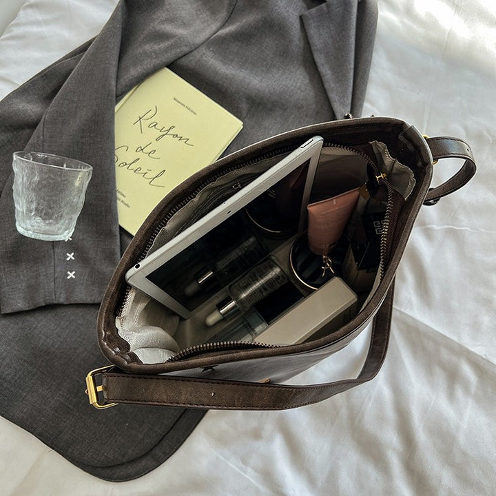 Schultertasche mit Charmanten Applikationen Karnz