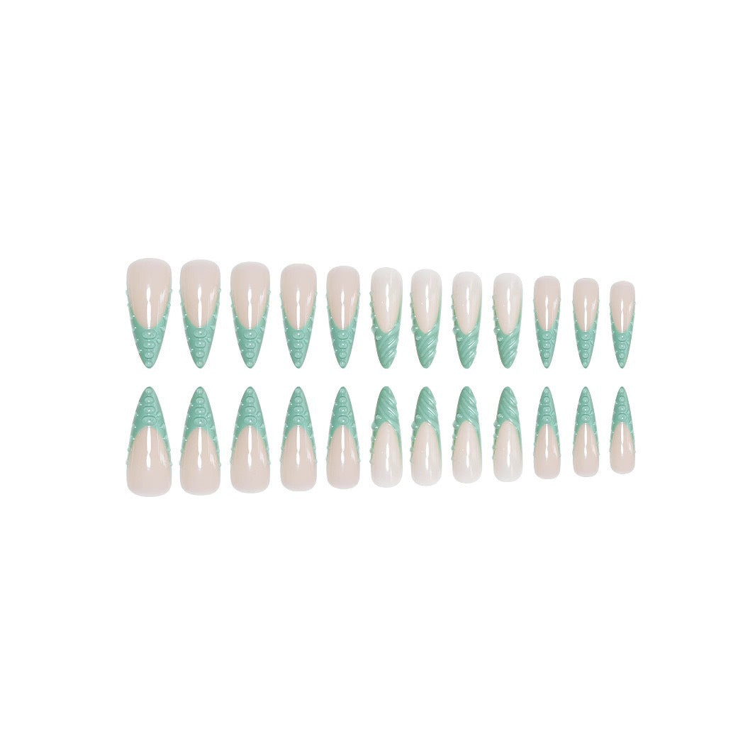 Künstlerisches Stiletto Press-On Nageldesign mit 3D Muschelakzenten Karnz
