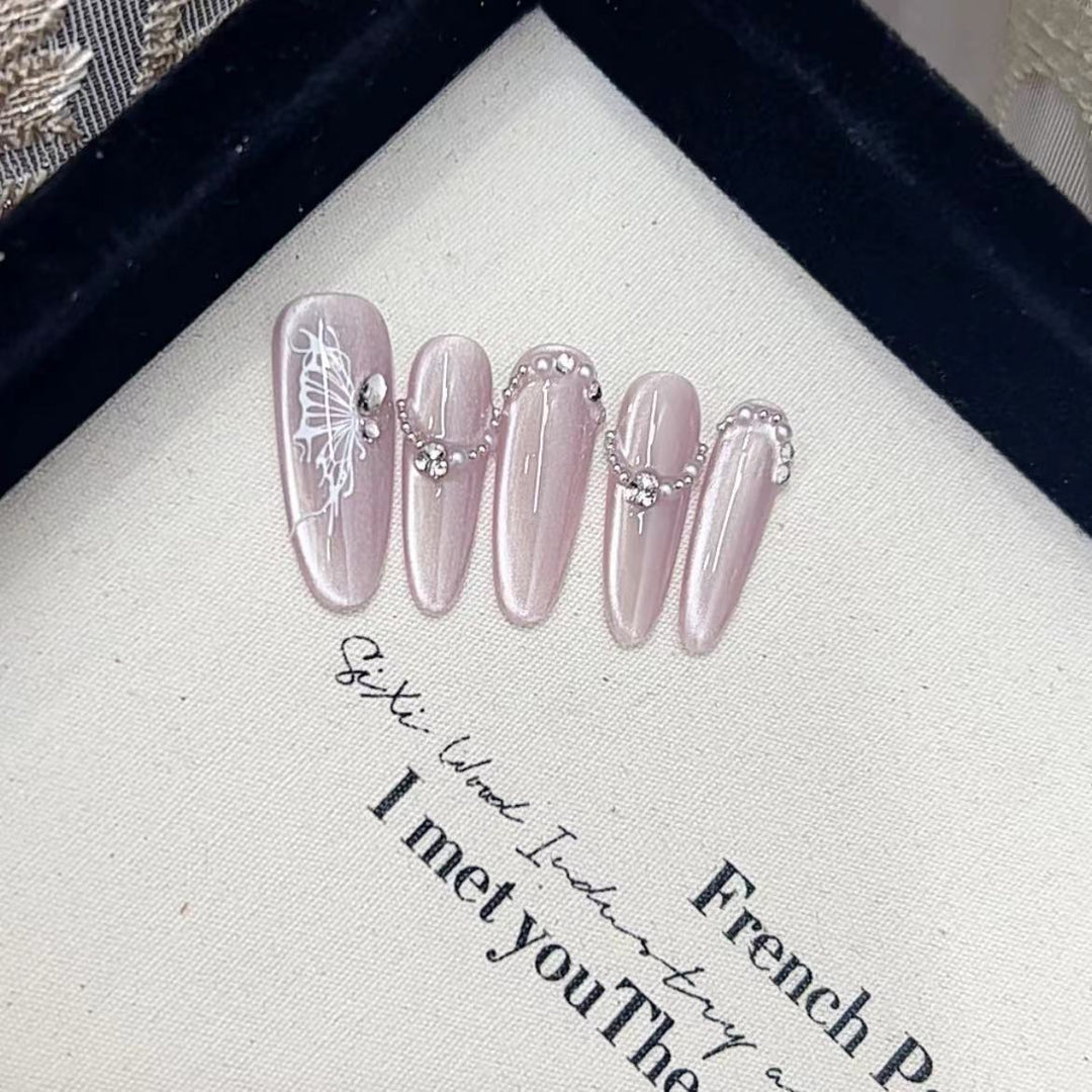 Künstlerisches Press-On Nagelset mit dekorativem Schmetterlingsdesign Karnz